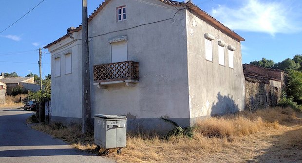 Einfamilienhaus zum Ausbau bei Vila Fernando Guarda