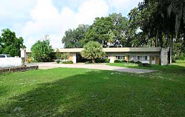 Apartmenthaus auf dem Grundstck