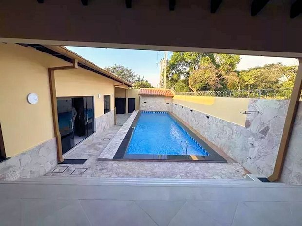Wohnhaus mit Pool in Altos Paraguay zum Kaufen