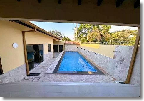 Haus mit Pool in Altos Paraguay zum Kaufen