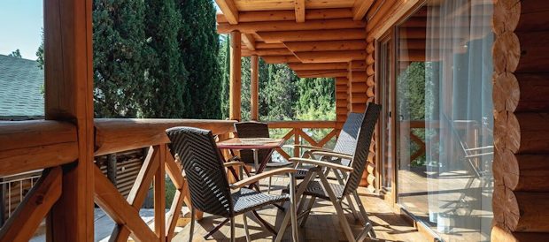 Terrasse eines Ferienhauses im Resort