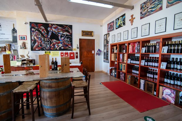 Ausstellungsraum der Weinfabrik in Italien