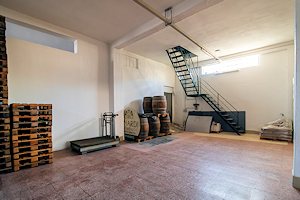 Lagerraum der Kelterei in Italien