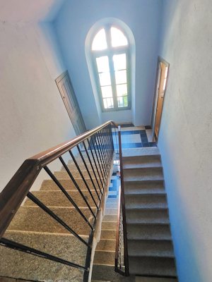 Treppenhaus vom Mehrfamilienhaus Apartmenthaus