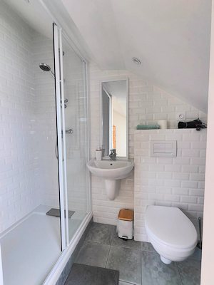 Duschbad einer Wohnung im Mehrfamilienhaus