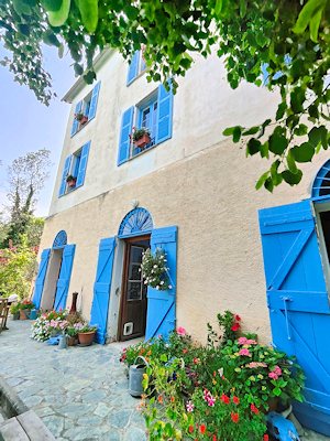 Mehrfamilienhaus mit Terrasse