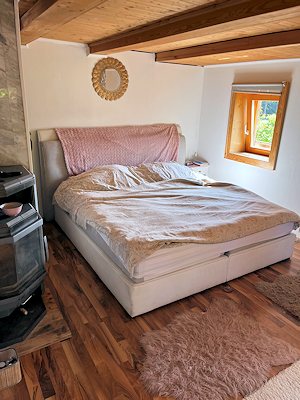 Zimmer mit Kamin im Wohnhaus