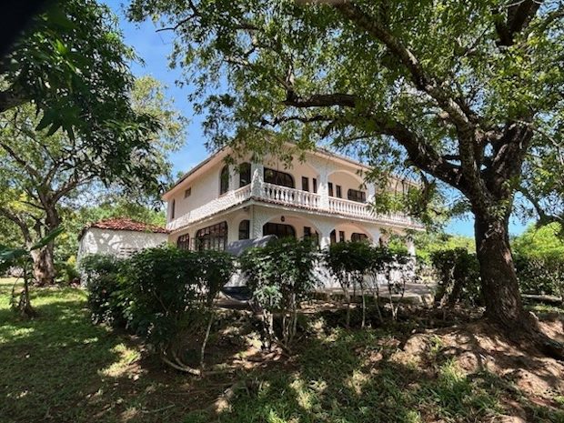 Wohnhaus mit Terrasse und Loggia in Kenia