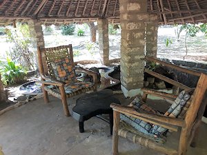 berdachter Sitzbereich auf dem Grundstck vom Wohnhaus