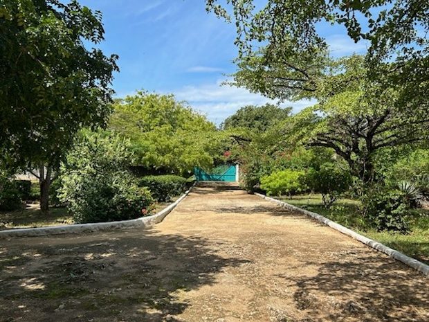 Eingang zum Grundstck zum Wohnhaus in Tiwii Kenia