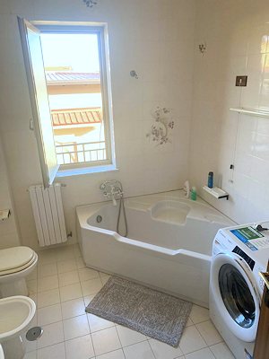 Badezimmer einer Wohnung im Wohnhaus