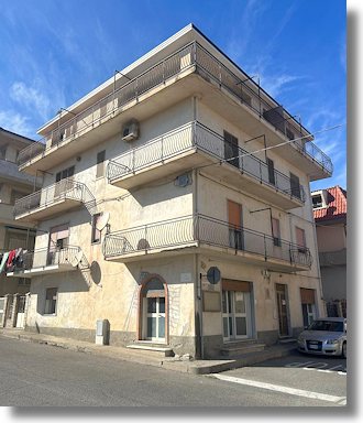 Mehrfamilienhaus in Torre Melissa Italien zum Kaufen