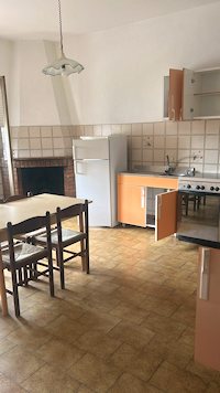 Kche mit Kamin im Mehrfamilienhaus