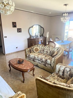 Wohnzimmer einer Wohnung im Mehrfamilienhaus