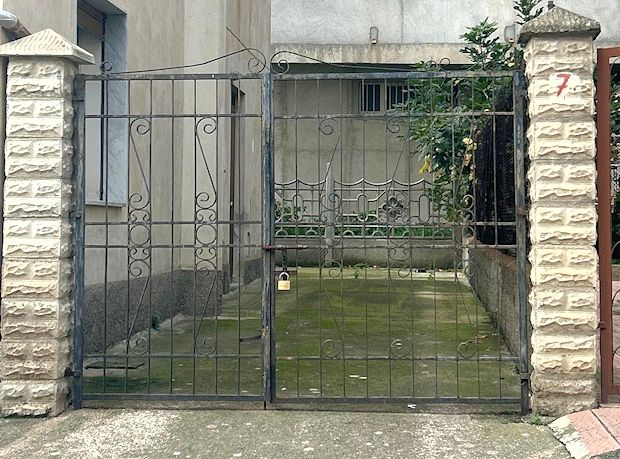 Einfahrt zum Grundstck des Mehrfamilienhauses in Torre Melissa Italien