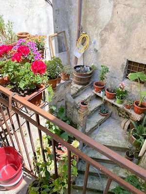 idyllischer Innenhof Treppengang vom Haus