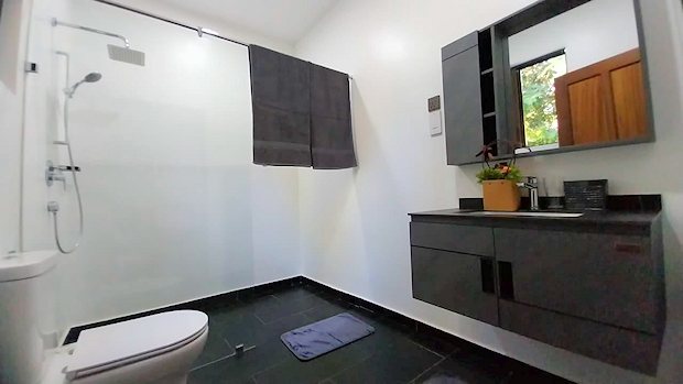 Bad im Wohnhaus am Diani Beach