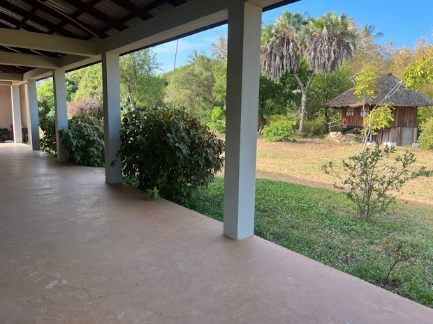 umlaufende Veranda des Ferienhauses in Kigombo Tansania