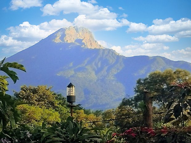 Blick vom Haus auf den Mount Meru in Tansania