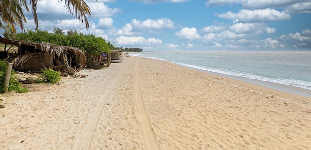 Strand und Meer bei Saly Mbour nah dem Grundst�ck