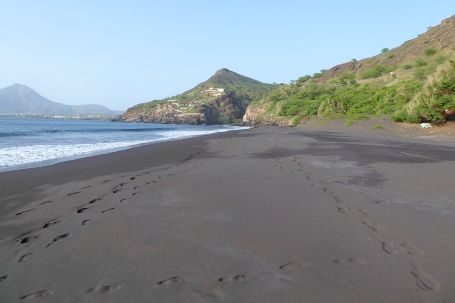 Strand von Ribeira da Prata und dem Grundst�ck