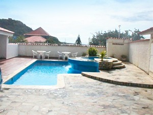 Apartmenthaus mit Swimming Pool in Porlamar
