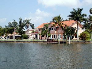 Wohnhaus am Wasser in Naples Park Florida