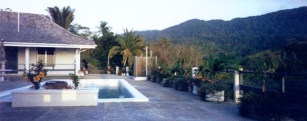 Pooldeck vom Ferienhaus mit Meerblick