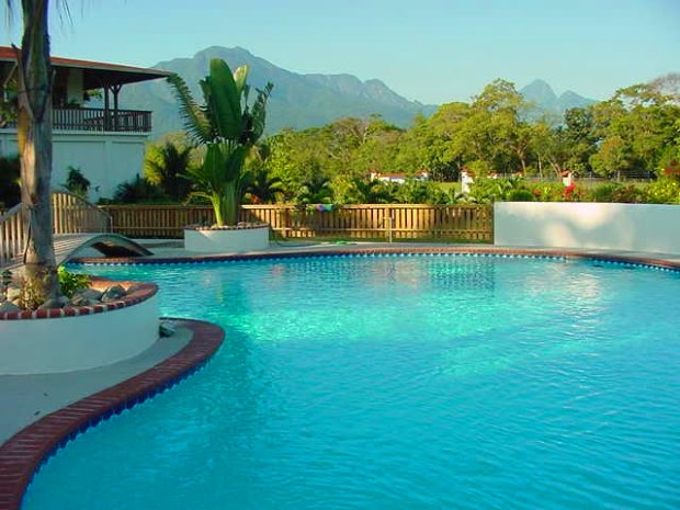 Pool vom Wohnhaus der Werkstatt