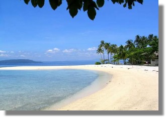 Strand von Island Garden City of Samal unweit der Villen