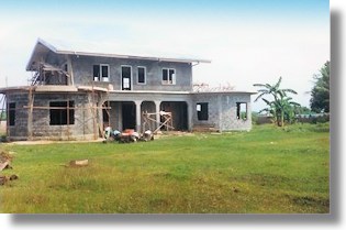 Häuser auf Cabarruyan Anda der Philippinen