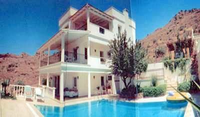 Villa mit Pool und Meerblick