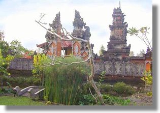 Tempel auf dem Grundst�ck vom Wohnhaus in Bali
