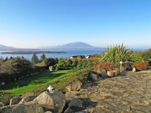 Terrasse vom Wohnhaus mit Blick auf den See Lough Conn in Irland