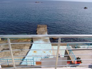 Wohnhaus mit Pier Mole am Meer Wohnhaus mit Pier Mole am Meer