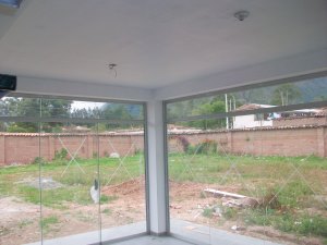 Wohnbereich vom Wohnhaus mit Blick in den Garten und Berge