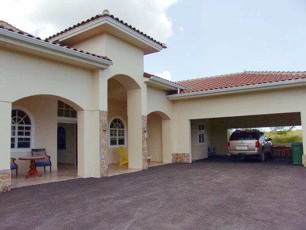 Hauseingang und Carport vom Wohnhaus