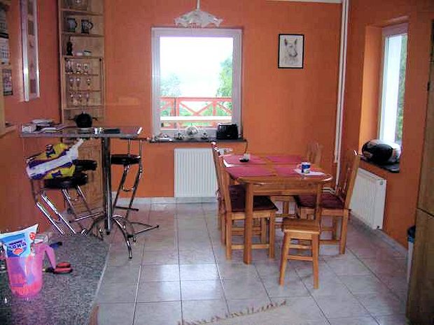 Essbereich vom Ferienhaus mit Blick auf den See