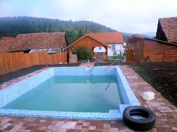 Swimming Pool vom Wohnhaus im Garten