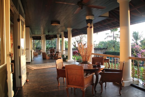Veranda Terrasse der Luxusvilla auf Bali