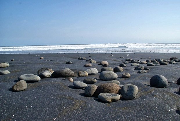 Strand und Meer nah der Baugrundst�cke bei Jehembang Bali