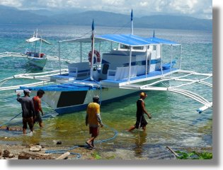 Boot zum Einfamilienhaus auf Cebu bei Moalboal