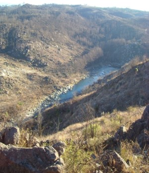 Fluss auf dem Grundst�ck in Argentinien