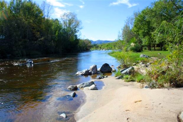 Fluss River Reartes am Grundst�ck des Einfamilienhauses