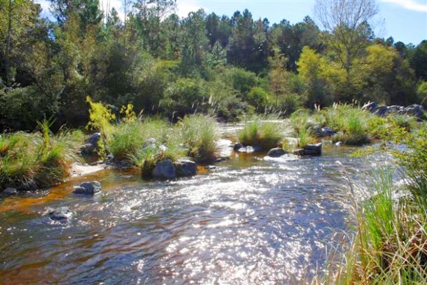Fluss Reartes am Grundst�ck vom Einfamilienhaus