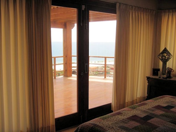 Schlafzimmer der Villa mit Meerblick