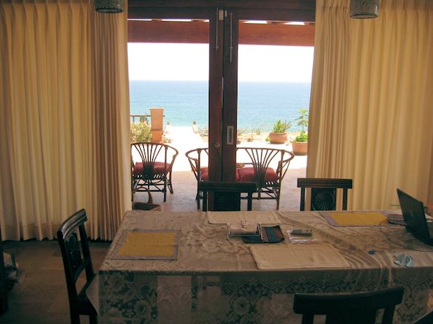 Essbereich der Villa mit Meerblick