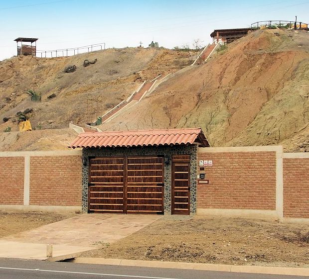 Eingang zum Grundst�ck der Villa in Tumbers Peru