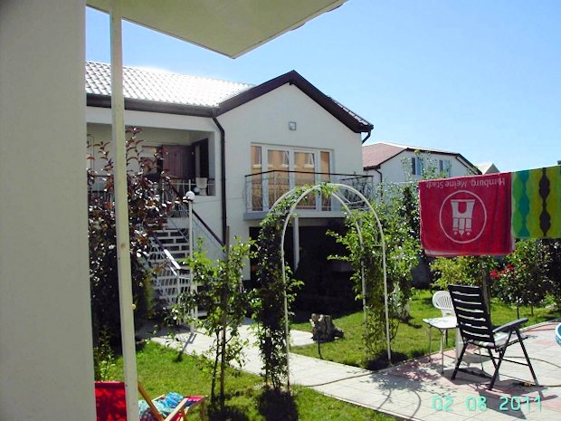 Gstehaus und Garten zum Einfamilienhaus