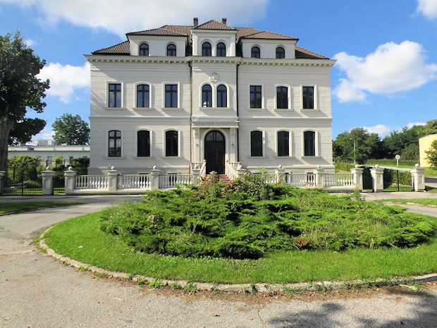 Vorderansicht der Schlossvilla in Polen